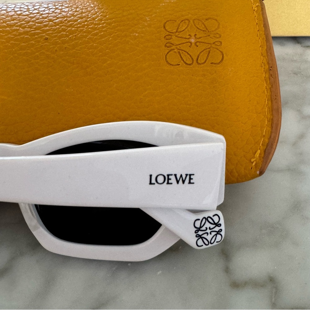 LOEWE WHITE iconic